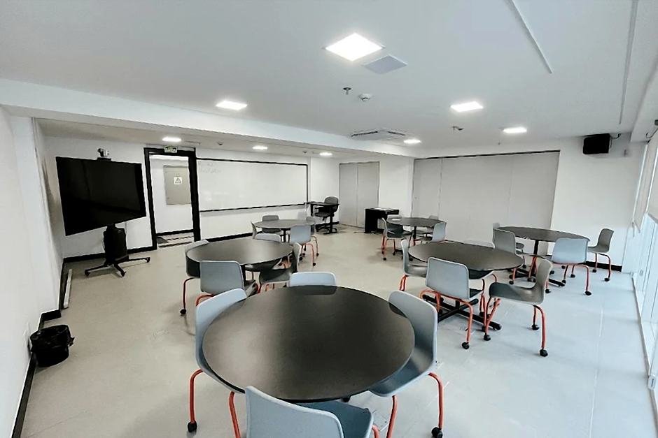 Sala de aprendizagem ativa com mesas redondas