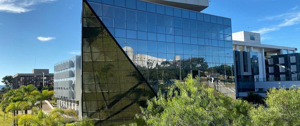 Fachada de vidro do edifício da Nova Brasília