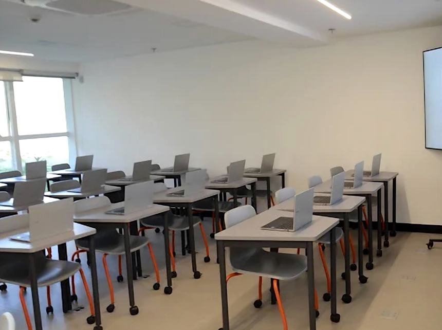 Sala de aula com estações individuais e computadores